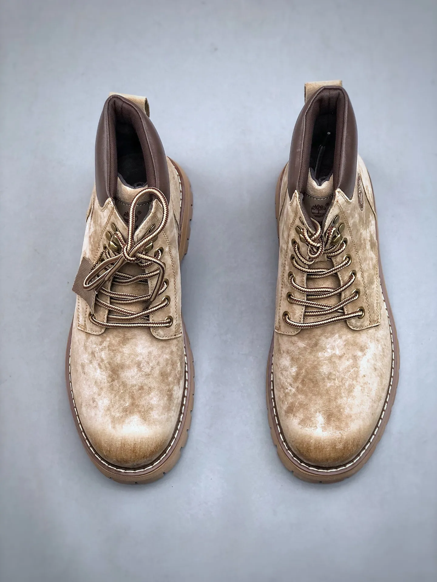Local pick-up 💰560 supports store release. New goods 🚀 #Timberland Timberland/Timberland outdoor high-top casual rhubarb boots series #Guangdong Dachang quality, original box and original packaging, fashionable and trendy matching. The fabric is made of Italian 🇮🇹 top-grade frosted fine-grained cowhide. It is matched with anti-odor and anti-corrosion genuine leather latex insoles. The outsole and hardware are all made from OEM raw materials. It is the same as the original Goodyear and will never be glued. Good products do not kill pigs. Exclusively launched on the whole network. The quality is unquestionable. The whole set of official website unified packaging gives you a perfect wearing experience. The quality is exquisite and durable. A must-have for sportsmen. Specially designed to treat those who are not handsome. High-quality and first-class foot feel. Special for cold protection and outdoor use this winter. Casual matching for daily use. Size: 38 39 40 41 42 43 44 (leather shoe size)